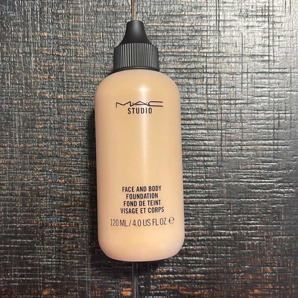 MAC FACE AND BODY FOUNDATION Never opened C4